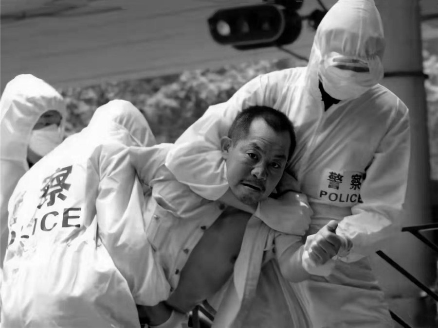 实拍2003年"非典":患者临死前无法见到亲人,图9处理患者遗体_腾讯新闻