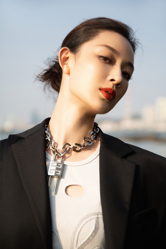 孙佳雨夏日海边大片展现凌厉酷飒之美