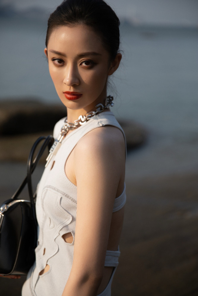 孙佳雨夏日海边大片展现凌厉酷飒之美