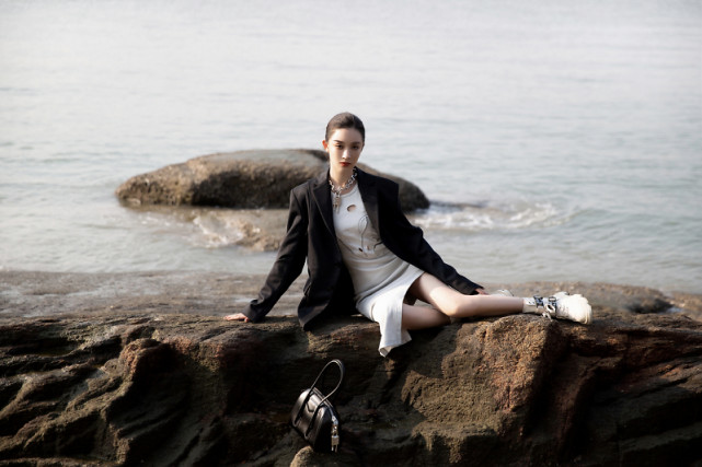 孙佳雨夏日海边大片展现凌厉酷飒之美