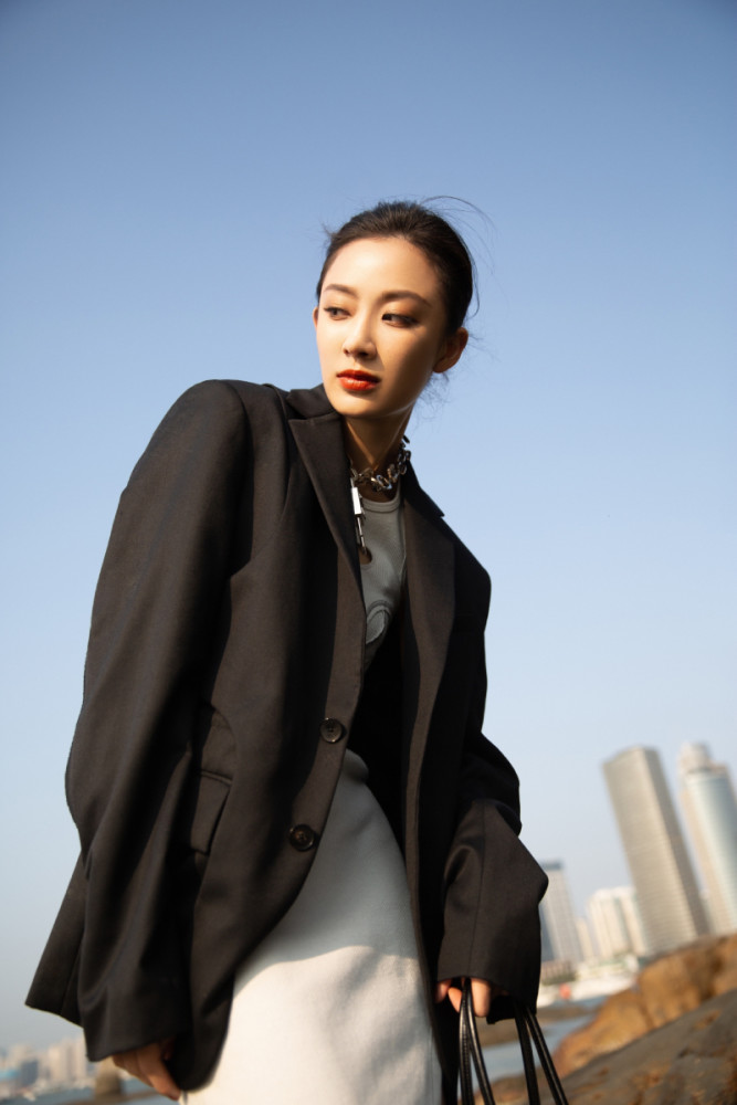 孙佳雨夏日海边大片展现凌厉酷飒之美