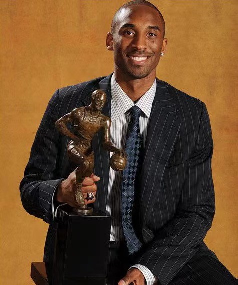 篮球名人堂颁奖典礼举行,科比正式进入名人堂,妻子瓦妮莎代表其上台