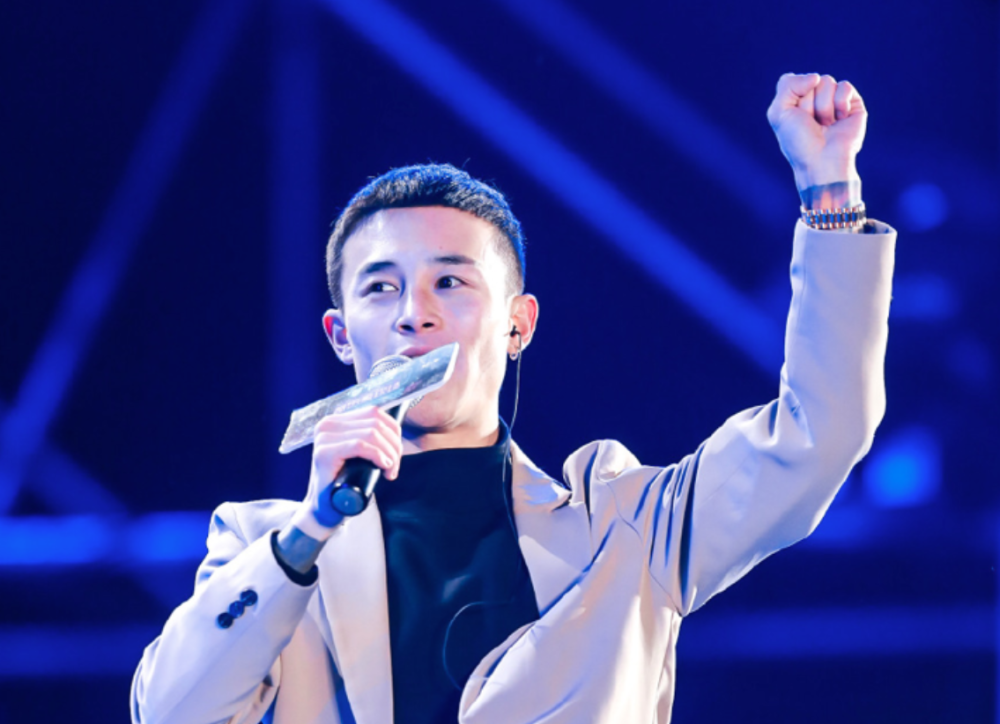 网红半阳被曝出轨旗下艺人本尊甩锅孕妻太敏感暗示将净身出户