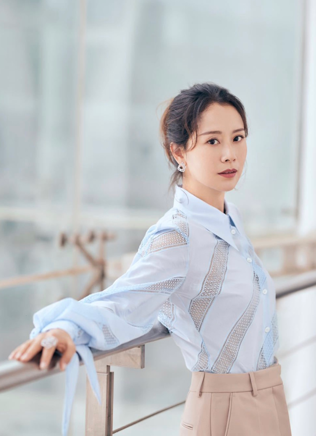 海清知性起来好有气质 不装嫩走职场风 穿出了中年女人的自信 腾讯新闻