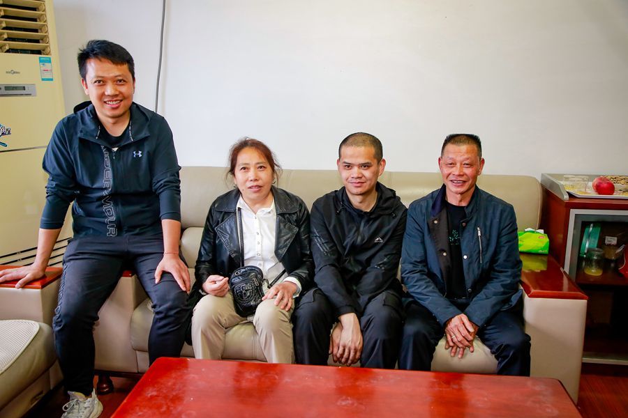 破碎28年的家庭终团聚 四川被拐小伙在青岛与父母相认