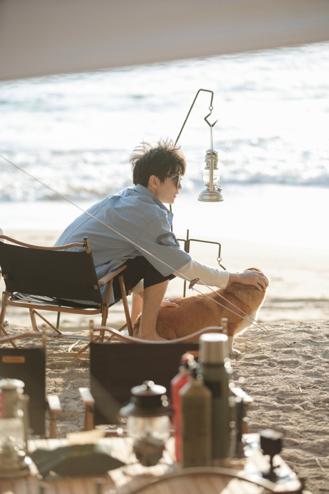 恰好海岛时光王俊凯海景大片逐光逗狗享慢生活