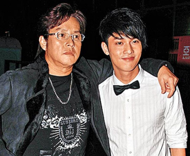 谭咏麟义子关楚耀近况,大排档激情献唱,是泰迪罗宾侄子背景不凡