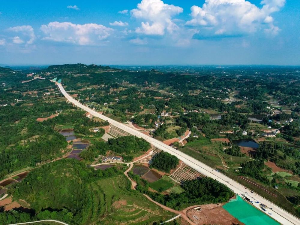 該高速公路起於重慶市大足區三驅鎮北側黃橋村,接渝蓉高速,向西與潼榮