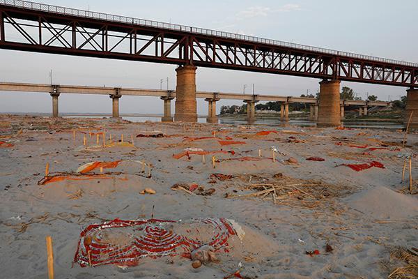 印度恒河浮尸遍野 印度官员:与新冠无关,河葬习俗而已_腾讯新闻