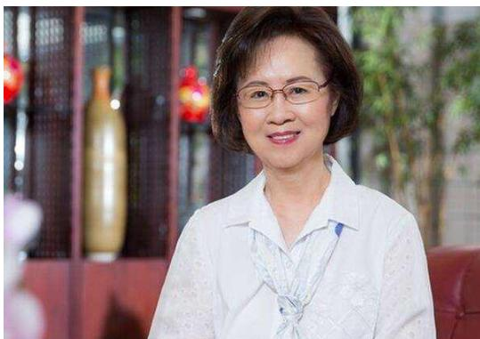 多情才女琼瑶18岁爱上语文老师带着儿子给平鑫涛当情人