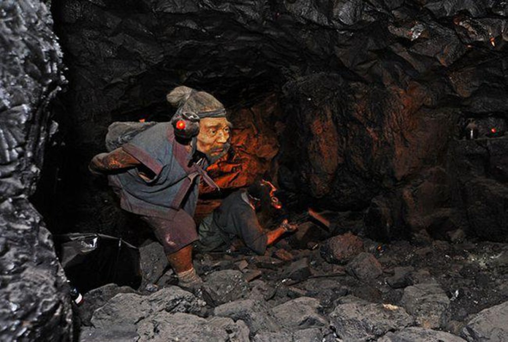 清朝一官员效仿康熙微服私访却被骗进黑煤窑挖煤一挖就是三年