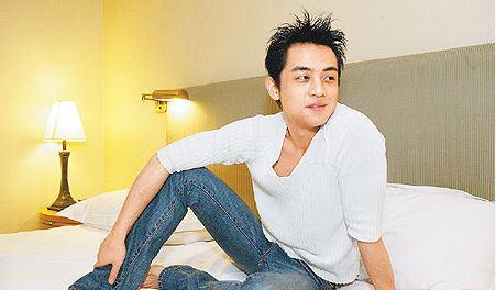 为了和邱品睿订婚,许纯美付出的代价可不小,给了对方1400万的礼金,没