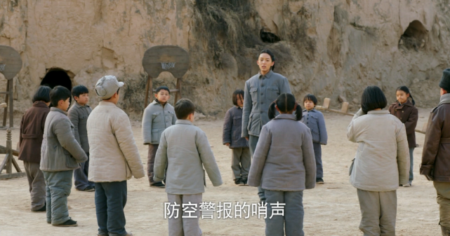 海清带领孩子们搬家