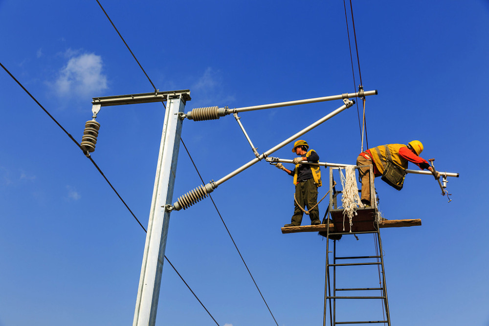 高铁接触网挂异物导致大面积晚点引发的争议:为何不能带电处理?_腾讯