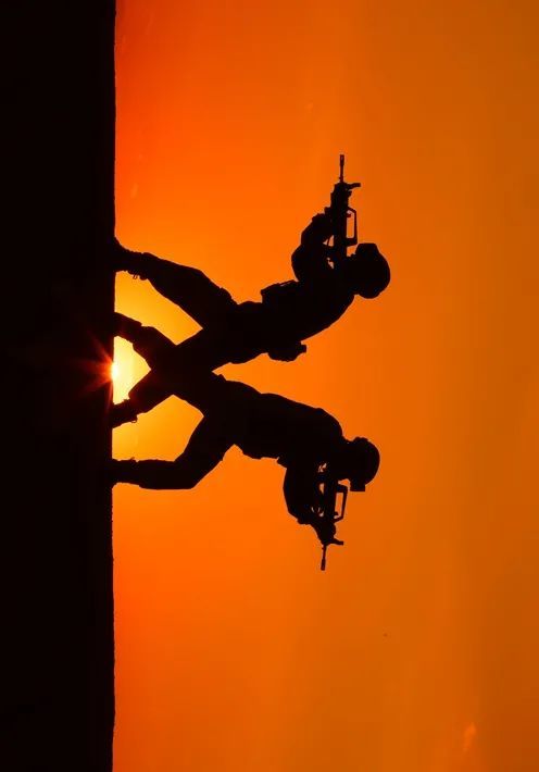 南疆光影太美了剪影带你一起看夕阳下的战士