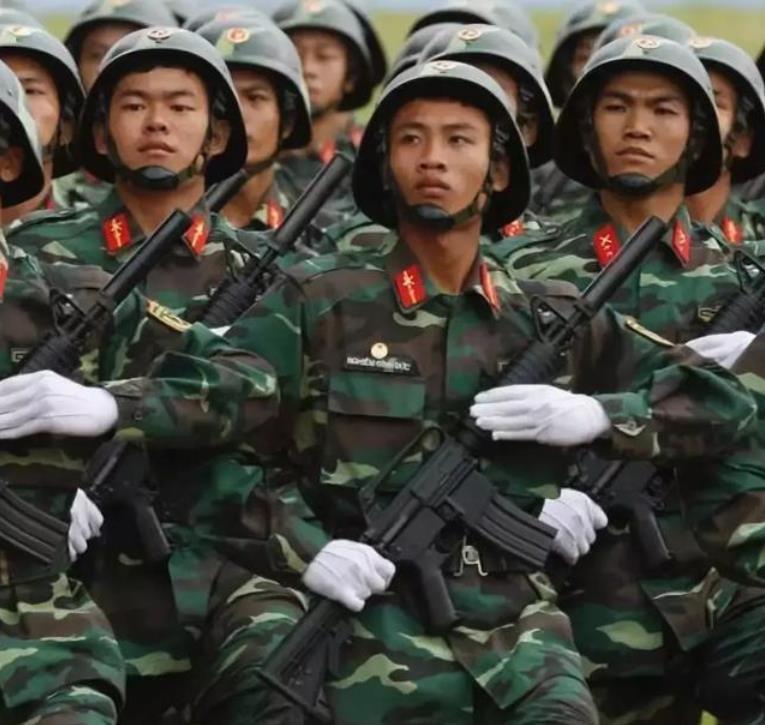 越南军队开发的战斗机器人,武器停留在ak时代,跟手工耿的作品似的