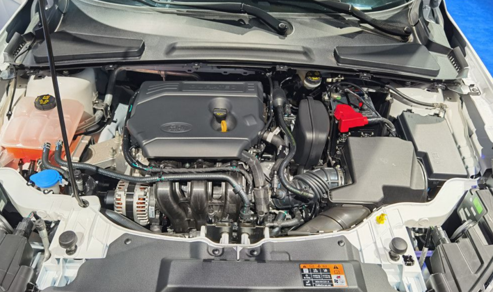 接受三缸车,所以说可惜了这款全新福特福睿斯发动机并不是长安蓝鲸1