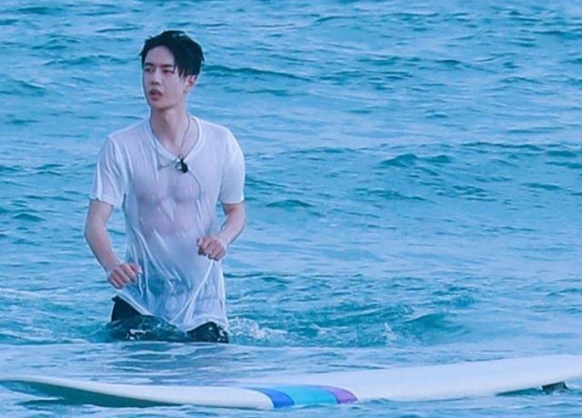 这是一张在海边的照片,刚在海里出来的王一博衣服湿透以后,将身上的8