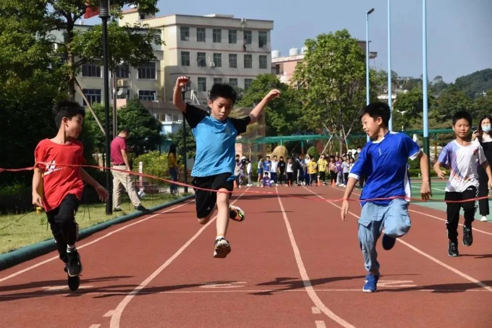 广州市花都区狮岭镇育华小学(原御华园小学)位于广州市花都区狮岭镇