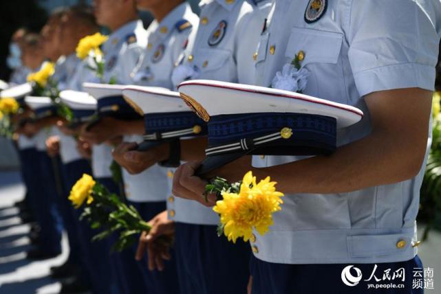 泪目我们迎接刘洪烈士回家