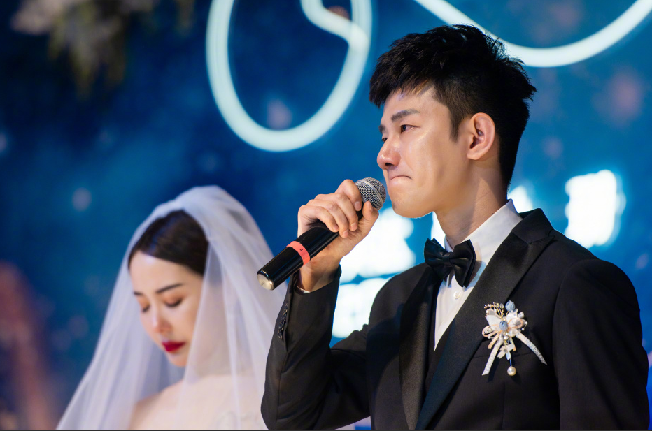 辛巴公司合伙人伽柏,外站连麦网红阿哲,愿出一个亿与对方签约_腾讯