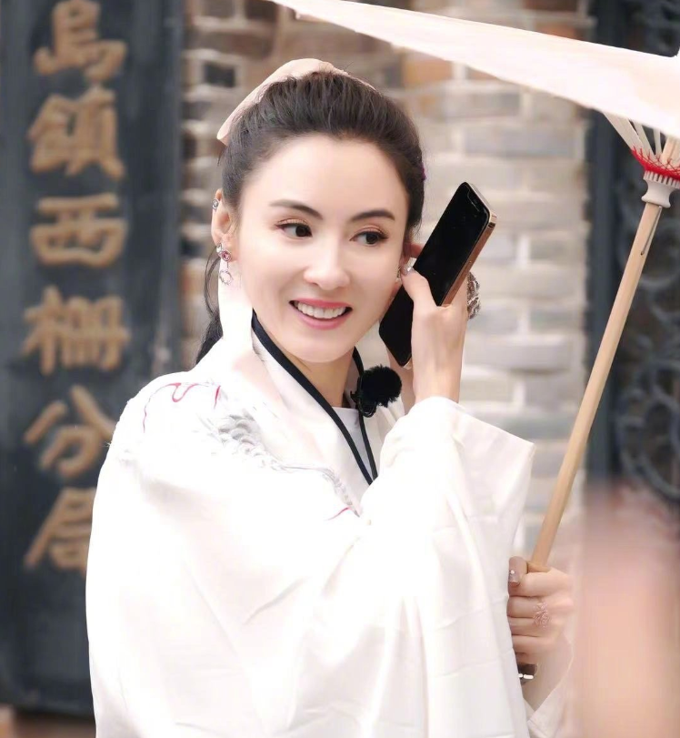 郭晶晶穿汉服出席活动被赞,弘扬传统文化,美得其所!c位应属她