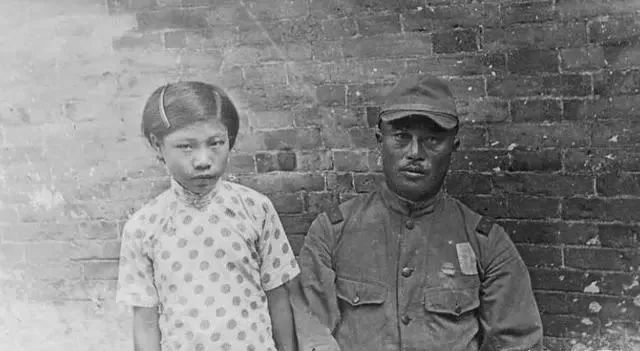 日本鬼子老照片图3的鬼子用枪指着百姓图5是日军签署投降书