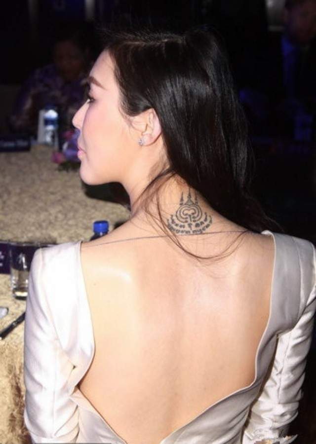 田朴珺赴藏朝圣穿高开叉长裙露大面积美背后颈处佛牌纹身吸睛