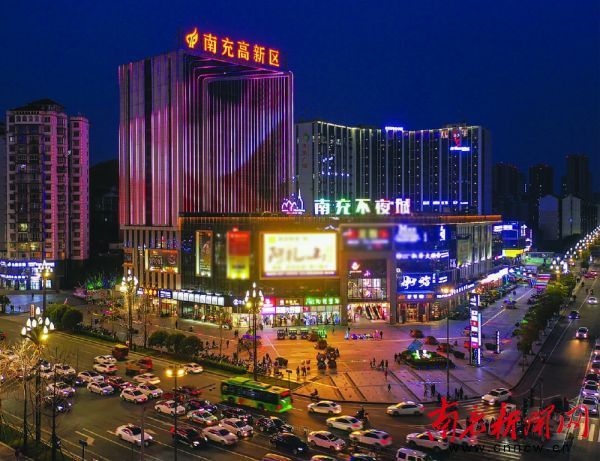 南充日报社全媒体记者 梁洪源 摄南充不夜城地址:位于顺庆区潆华掠腚