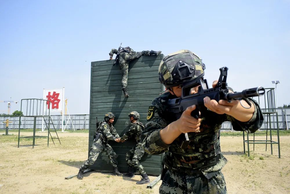 利刃出鞘组图直击特战队员训练现场