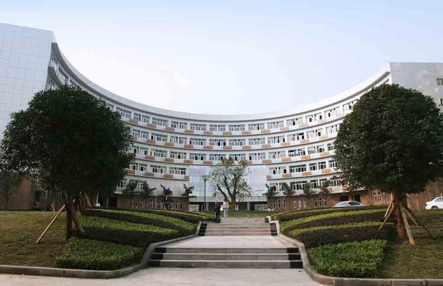 其实,原来是叫西南师范大学的,只不过到了2005年,原西南师范大学和原