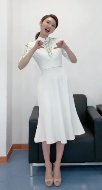 央视主持龙洋晒跳舞视频为答谢观众花式比心裙摆处线头太抢镜