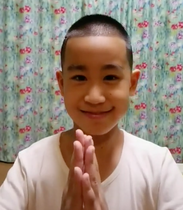 赵文卓晒儿子奇葩头型网友却赞很酷9个月就练倒立现功夫了得