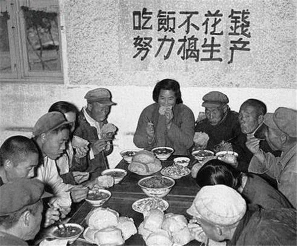 人民公社其实是一个理想主义的社会制度,其最早出现于1958年3月,是