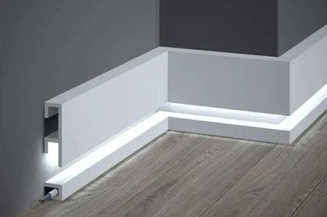 预算充分且有智能家居需求的,完全可以选择这种踢脚线设计,能为室内