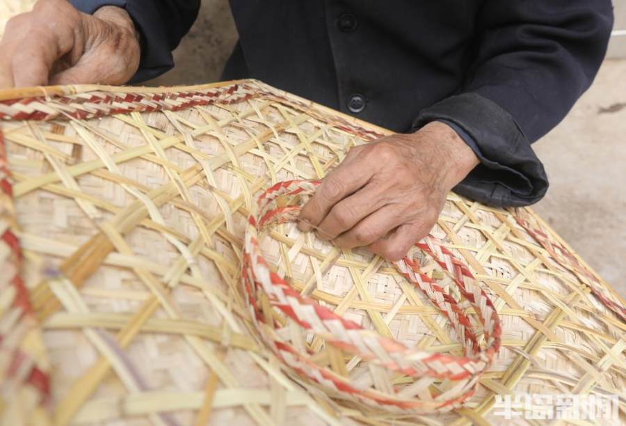 包罗万象,早在新石器文化时期,就出现了与斗笠制作相关的竹篾编织技术