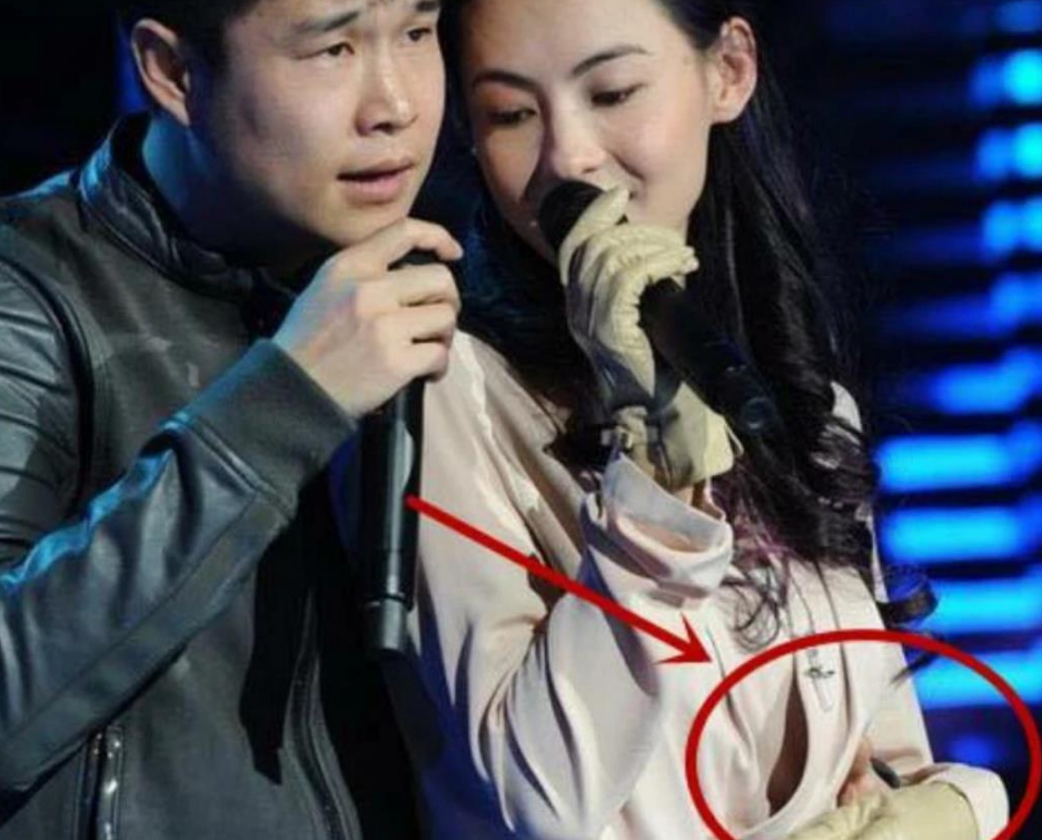 有一次小沈阳和张柏芝同台献唱由于用力过猛裙子腰带被崩开