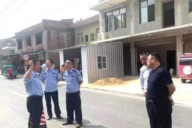 接到报警后,黄梅县公安局孔垄派出所,交警大队交管中队迅速赶至现场