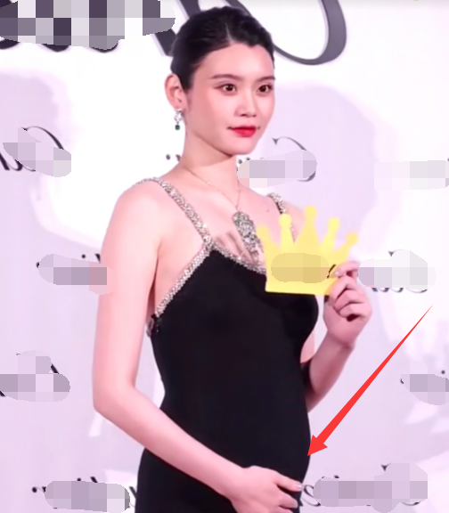 奚梦瑶挺孕肚营业,何猷君带儿子逛街被偶遇,父子俩手牵手画面温馨