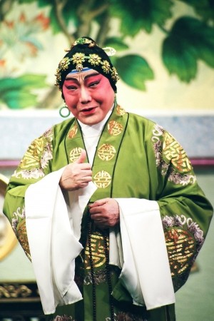 尤声普先后加入多个著名剧团,搭档多是一线演员如梁醒波,新马师曾(邓