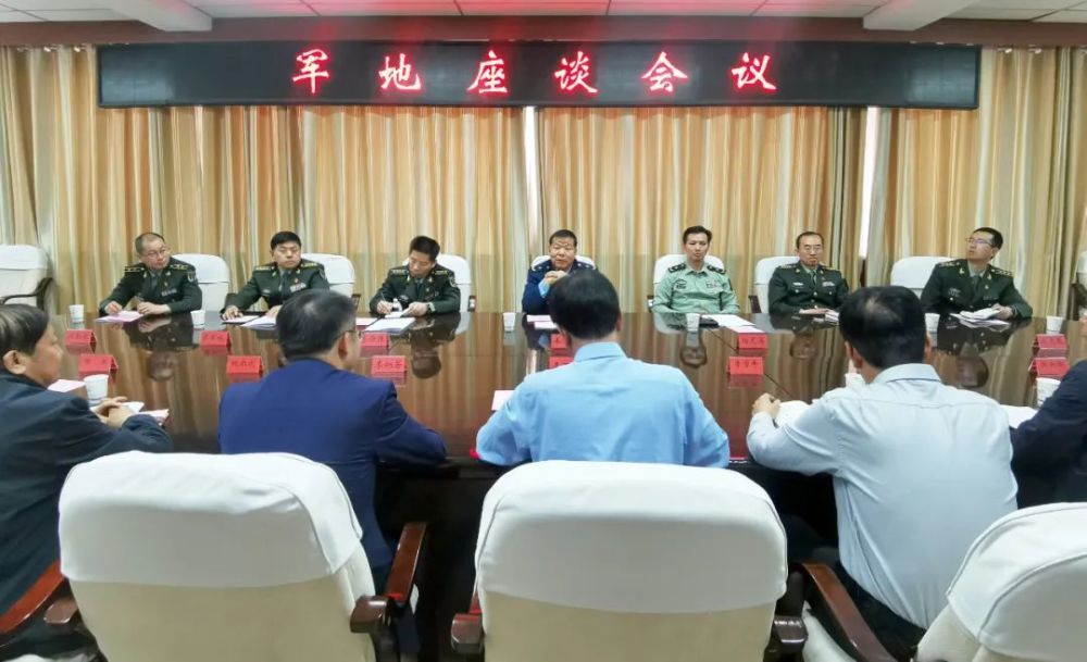 5月17日,酒泉卫星发射中心政委姜汉民少将,政治部主任杨龙溪少将一行