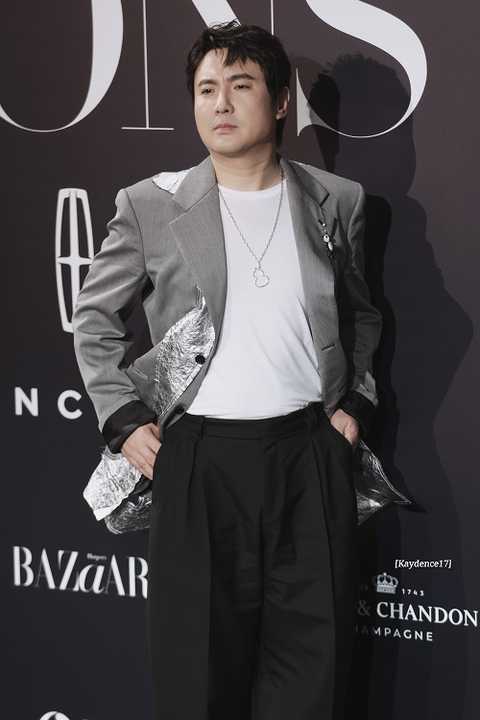 沈腾姐姐晒照肤白貌美网红范儿十足沈爸沈妈曝光难怪沈腾是校草