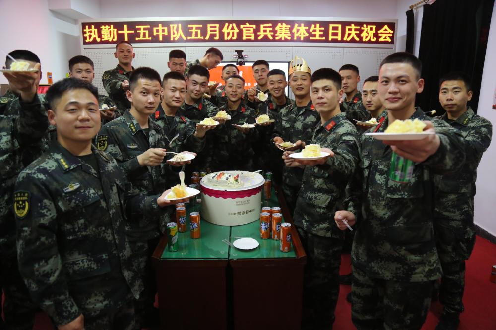 5名寿星军营里过生日暖心