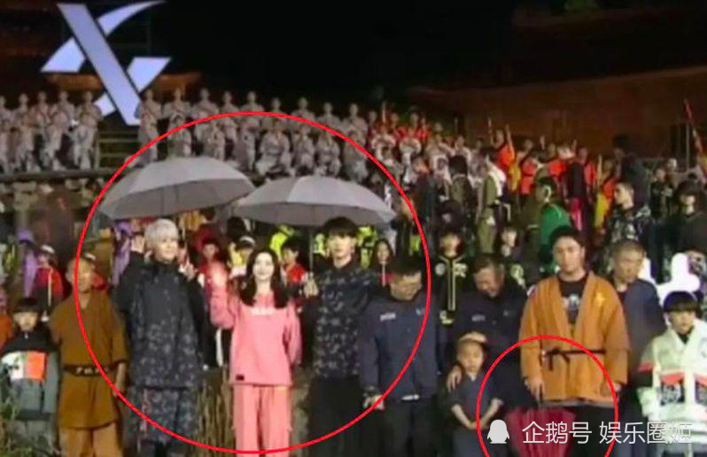 释小龙众人淋雨,特步老总用手替小孩挡雨!