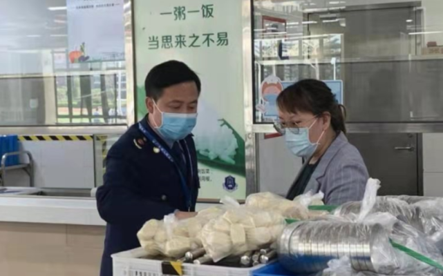 项小明是一名中共党员,1990年12月入伍参军.