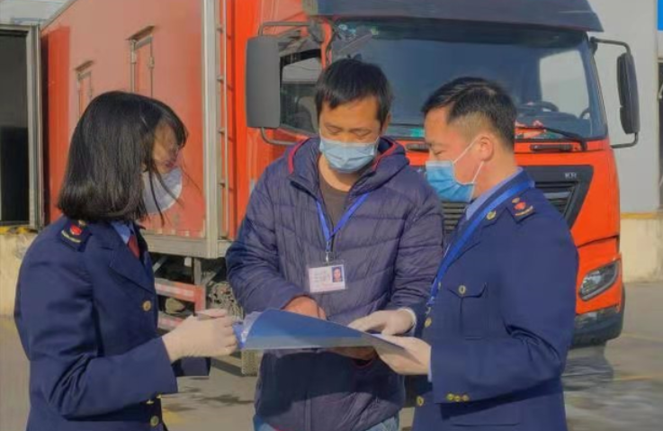 项小明(右)在进口冻品集中监管仓协调工作成长记忆:传承好家风项小明