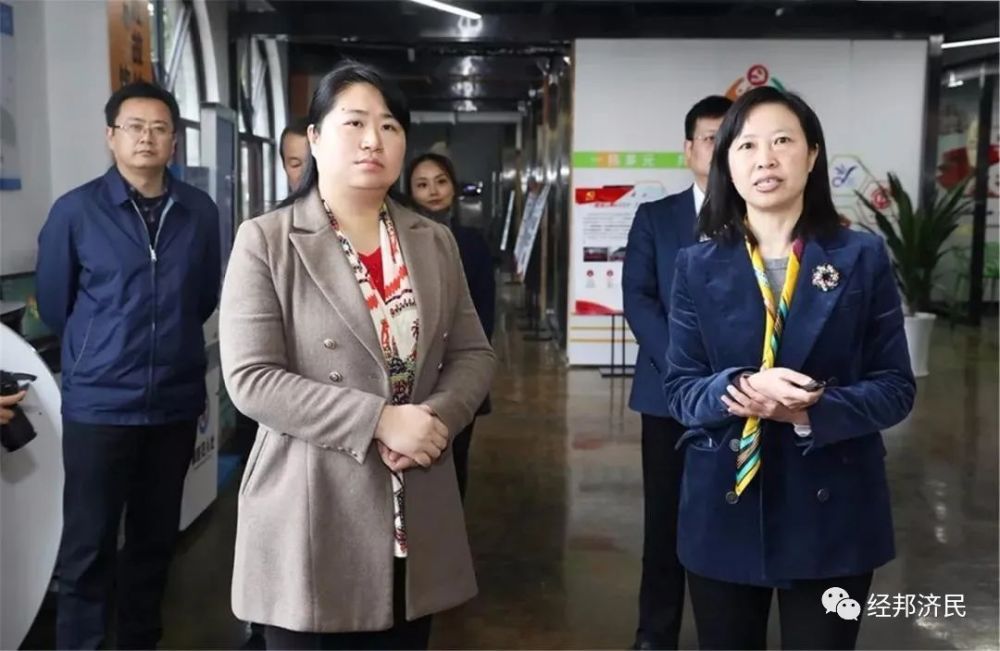 一个劣迹干部,坐着火箭往上升……网络上有对彭映梅家庭背景和身世的