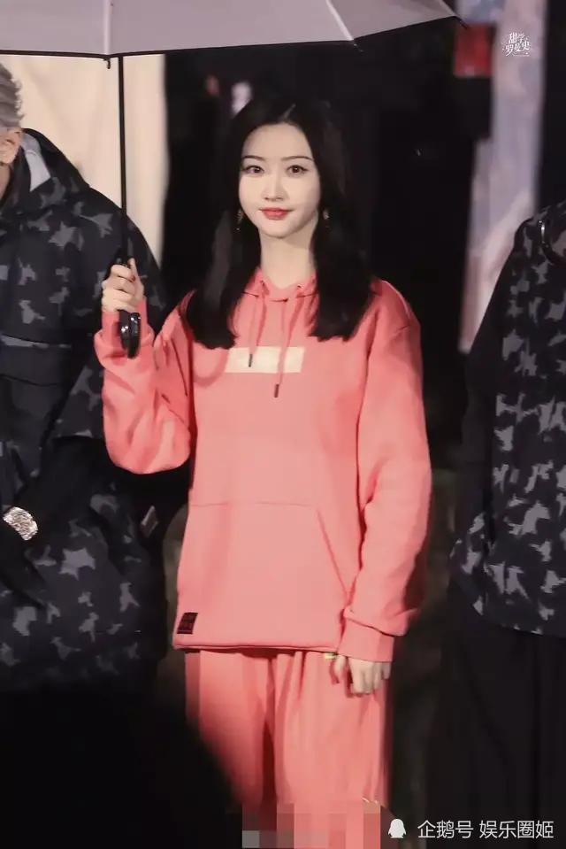 释小龙众人淋雨,特步老总用手替小孩挡雨!