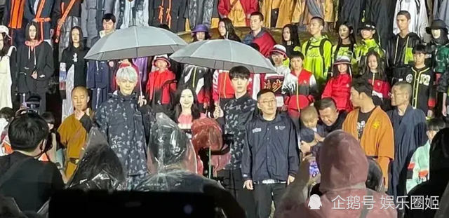 释小龙众人淋雨,特步老总用手替小孩挡雨!