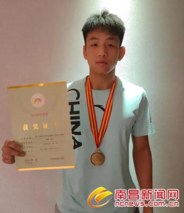 据了解,黄鑫2015年9月进入市二体校进行专项训练,2016年输送至省重